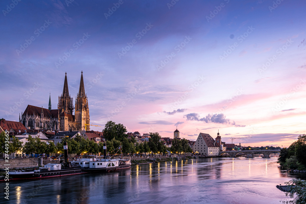 Dom Regensburg Steinerne Brücke im Sonnenuntergang