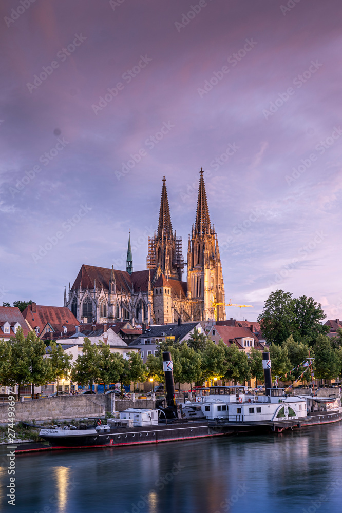 Dom Regensburg Steinerne Brücke im Sonnenuntergang Dom Regensburg Steinerne Brücke im Sonnenuntergang