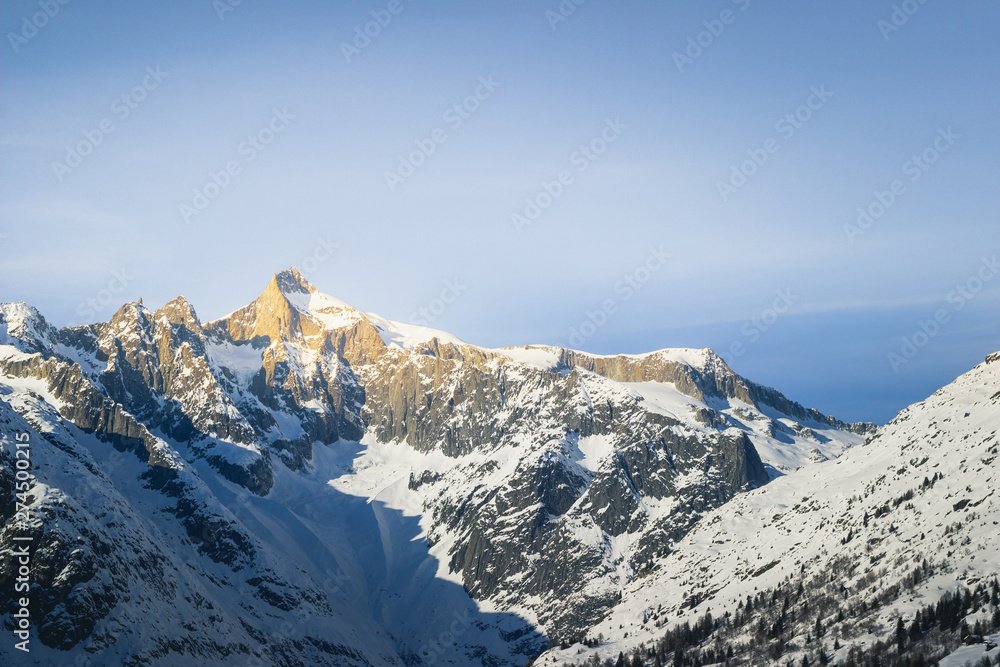 Schweizer Alpen im Sonnenlicht