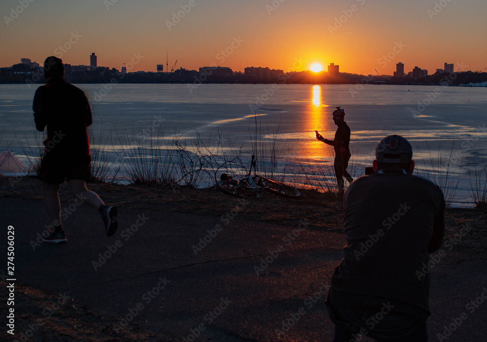 Fototapeta premium PEOPLE AT SUNSET