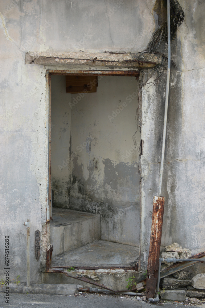 南国沖縄の古いコンクリート作りの建物の玄関