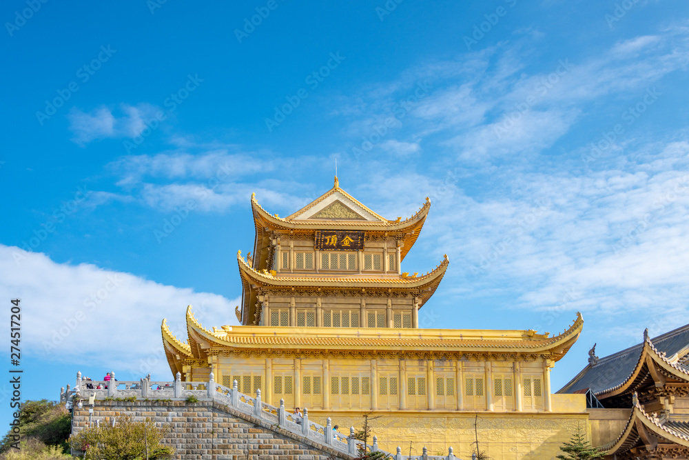Obraz premium A gold-roofed temple building in mount emei, sichuan province, China