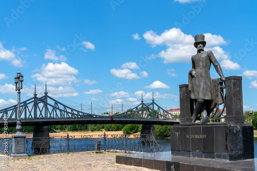 Памятник Пушкину на набережной Михаила Ярославича в Твери.