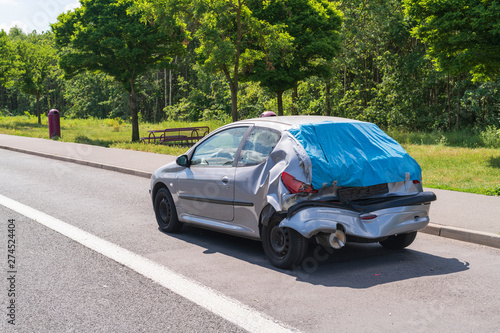 Ein nach einem Auffahrunfall abgestelltes Auto auf einem Autobahnparkplatz © Ronald Rampsch