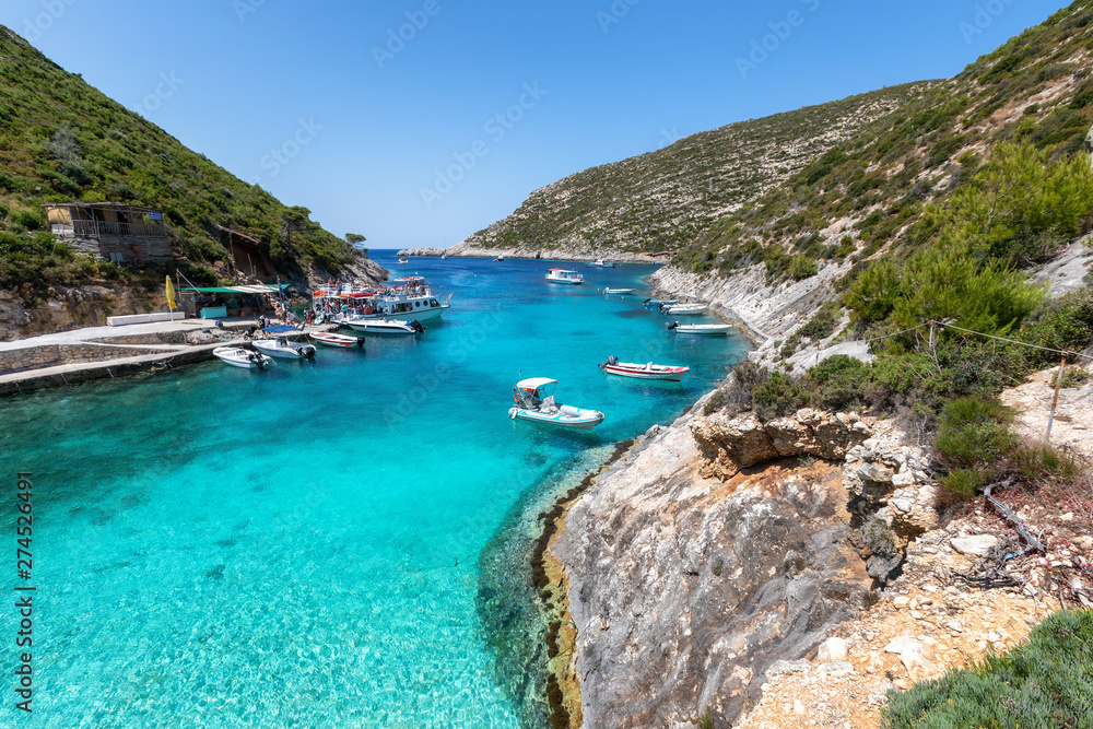 Die kleine Bucht von Porto Vromi mit smaragdgrünem, klarem Wasser auf der Insel Zakynthos, Ionisches Meeer, Griechenland