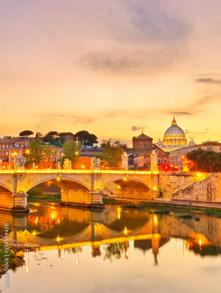 Obraz premium View of St. Peter's Basilica and Bridge King Victor Emmanuel II in Rome at sunset.