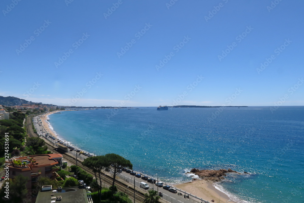 Baie de Cannes avec mer et ciel bleu