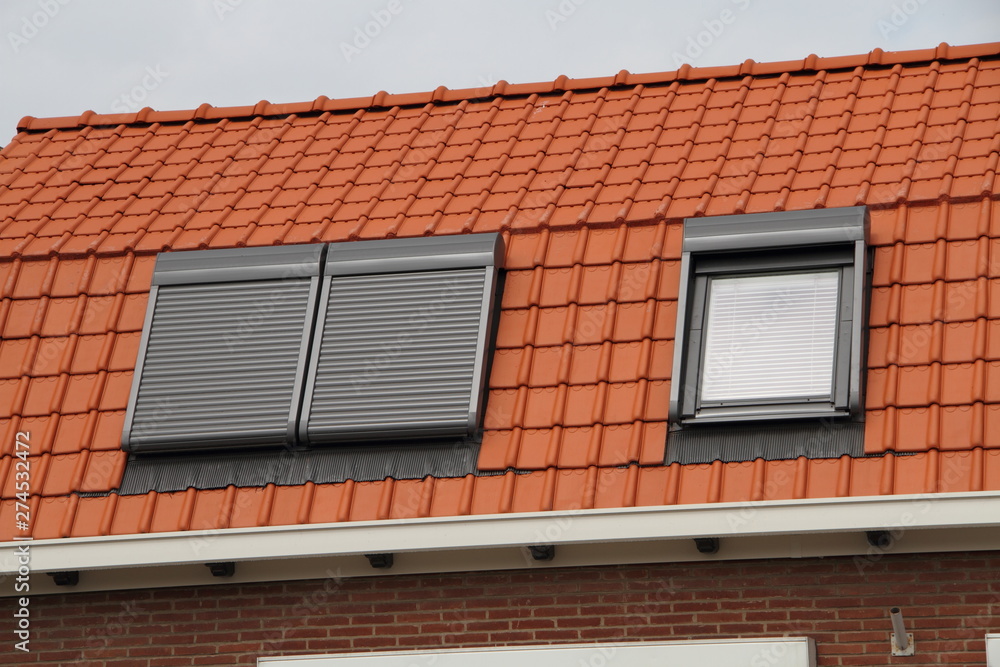 Dachfenster mit rotem Ziegeldac Dachfenster mit rotem Ziegeldac