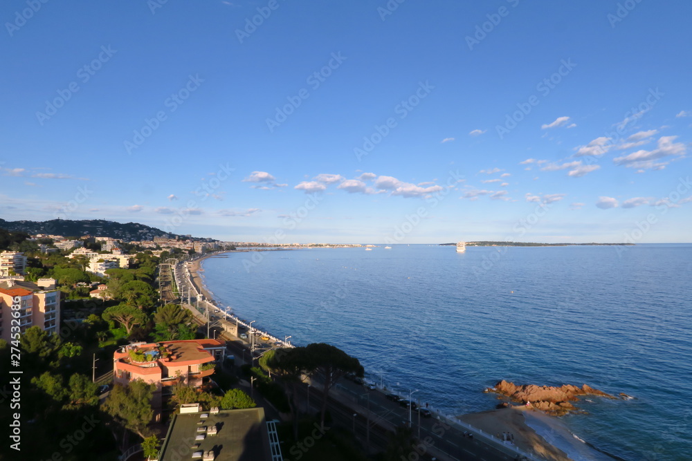 Baie de Cannes avec mer et ciel bleu