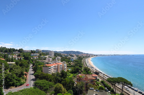 Baie de Cannes avec ciel bleu.