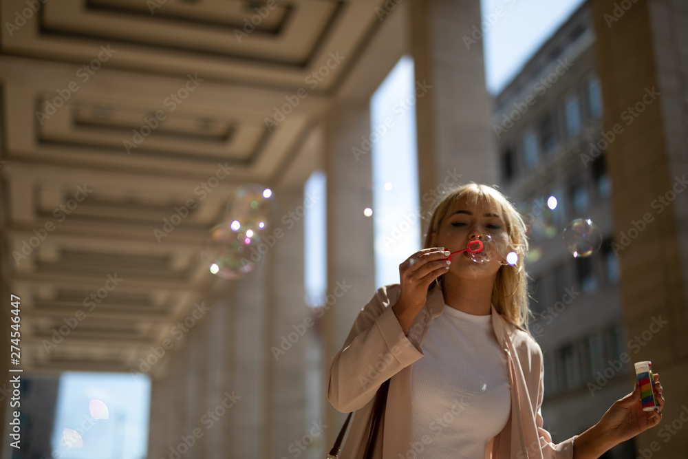 Obraz premium woman make bubbles
