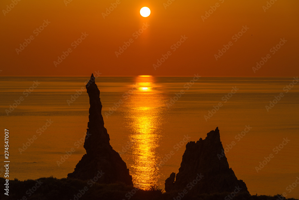 ローソク岩と光り輝く夕焼け