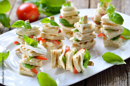 Caprese-Häppchen: Spießchen mit gegrilltem Bruschettabrot mit Mozzarella, Tomaten und Basilikum -Toasted Italian bread with buffalo cheese, tomatoes and basil on wooden skewers  photo