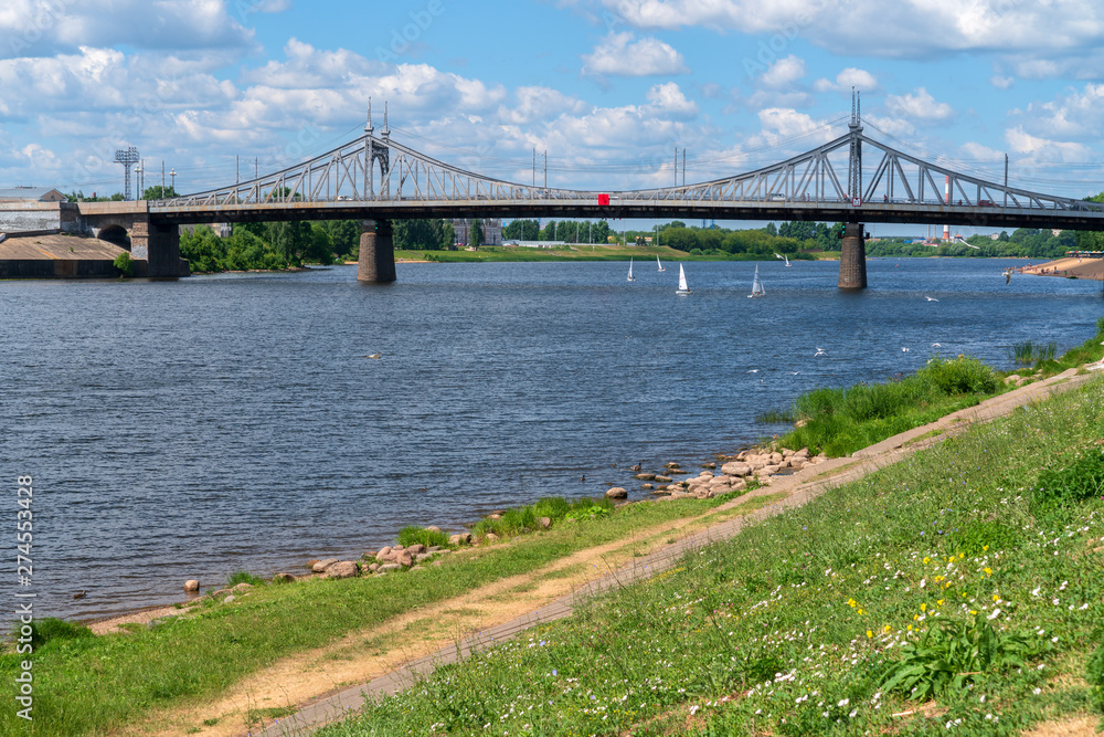 Река Волга в Твери. Набережная Афанасия Никитина, вдали Староволжский мост.