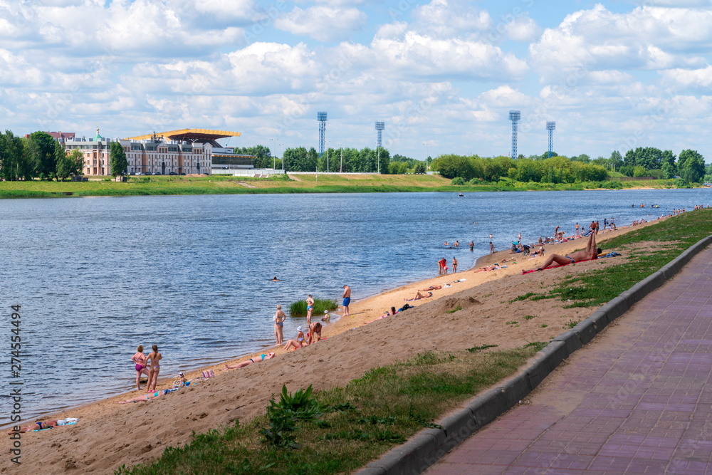 Fototapeta premium Городской пляж Твери на берегу реки Волга.