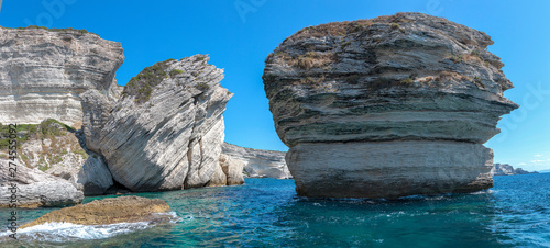 mächtige Kalkfelsen im Wasser, vor Bonifacio auf Korsika