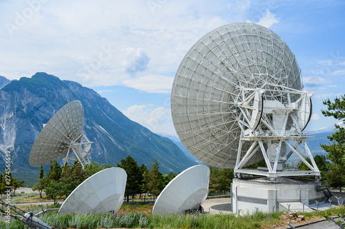 Parabolantennnen in Leuk, Wallis, Schweiz