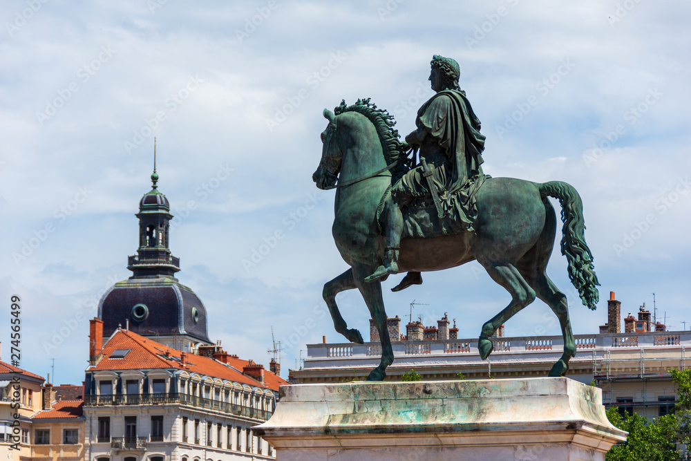 Fototapeta premium Statue équestre de Louis XIV en empereur romain, par le sculpteur François-Frédéric Lemot (1825), Place Bellecourt, Lyon, France