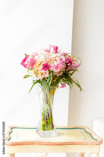 Floral arrangement  of roses and hydrangeas decorating the living room of the house © Erik González