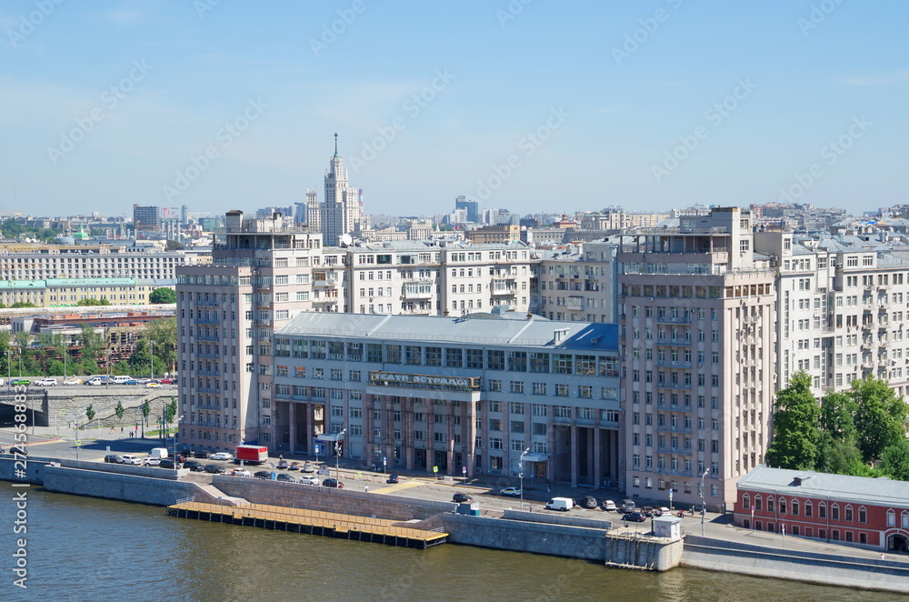 Obraz premium Moscow, Russia - June 4, 2019: Summer view of the Bersenevskaya embankment and the House on the embankment (Estrada theatre)