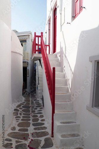 Beautiful staircase in a narrow street of Mykonos (Greece) in the Cyclades in the heart of the Aegean Sea © Mariedofra