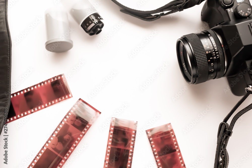 Obraz premium セピア加工のフィルムカメラとネガフィルム