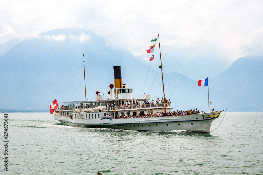 Dampfschiff auf dem Genfer See bei Montreux Dampfschiff auf dem Genfer See bei Montreux