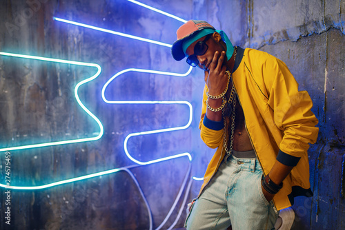 Obraz na płótnie Black rapper in underpass neon light on background