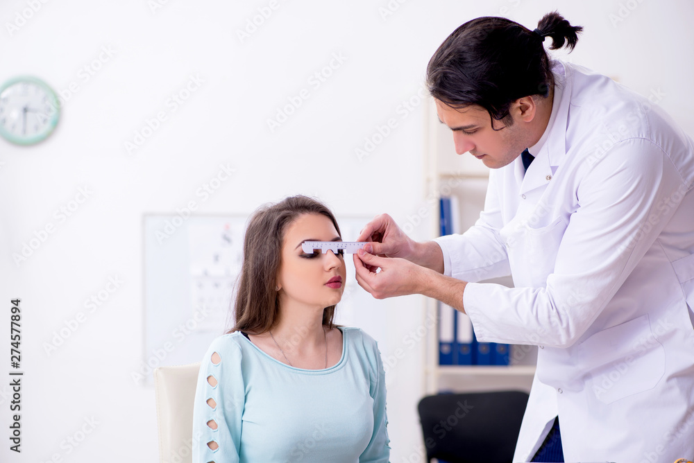 Obraz premium Young woman visiting male doctor oculist 