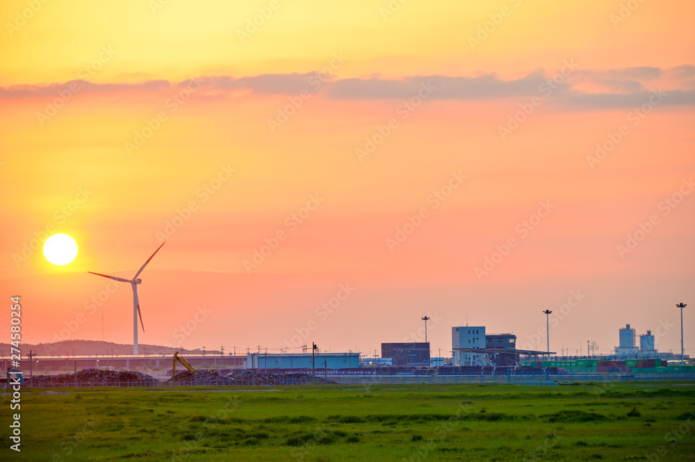 夕陽と風力発電