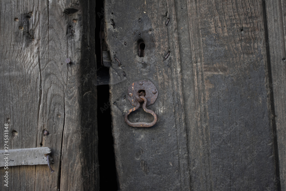 Puerta de madera muy antigua