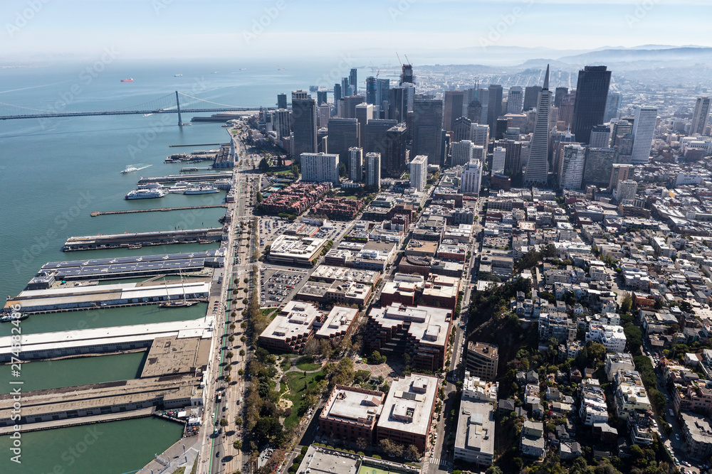 Obraz premium Urban cityscape aerial view of downtown San Francisco buildings and waterfront docks in California.