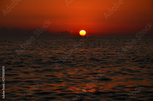 Fototapeta Naklejka Na Ścianę i Meble -   beautiful sun set on the sea the waves