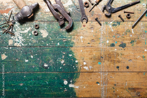 Φωτογραφία Flat lay set of vintage carpentry tools on colorful wooden background