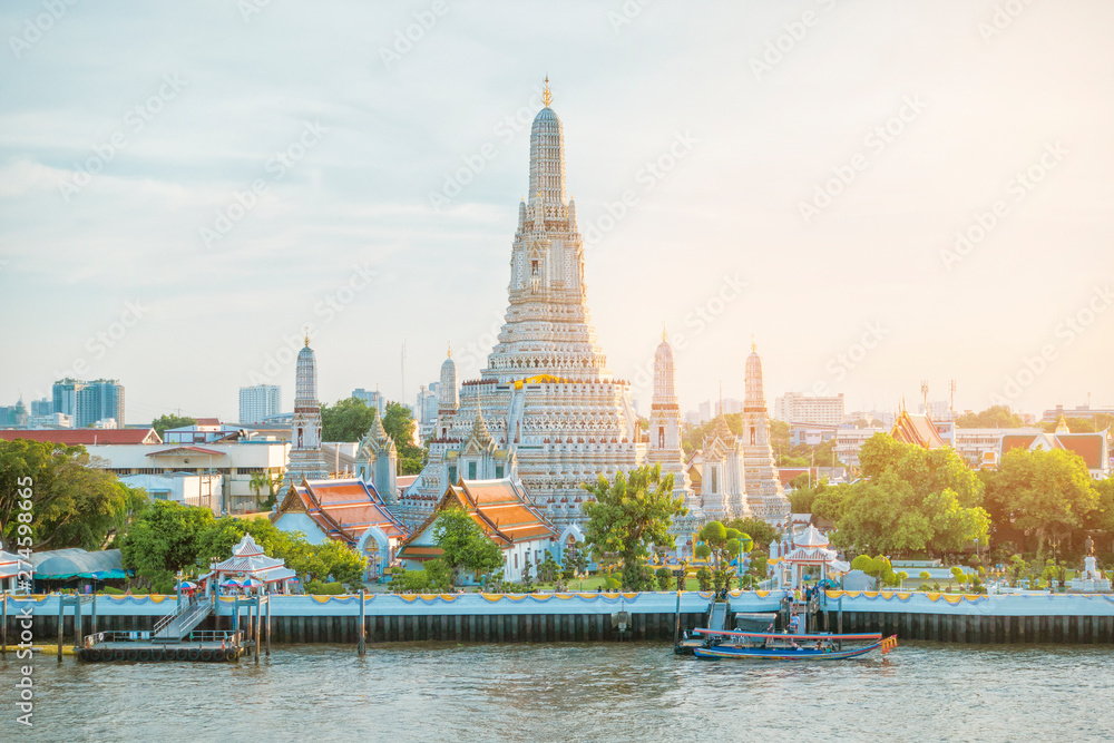 Fototapeta premium Piękny widok na świątynię Wat Arun o zachodzie słońca w Bangkoku w Tajlandii