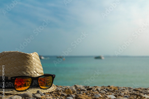 sombrero con gafas en la playa