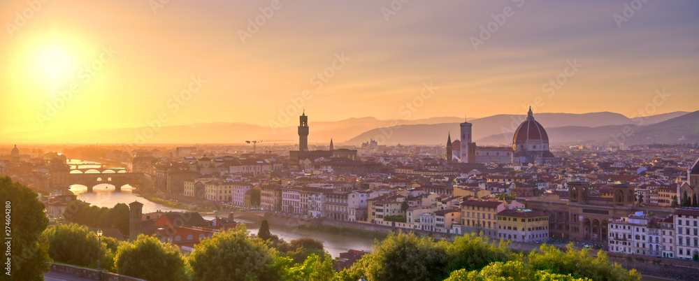 Fototapeta premium Zachód słońca nad Florencją, stolicą włoskiego regionu Toskanii.