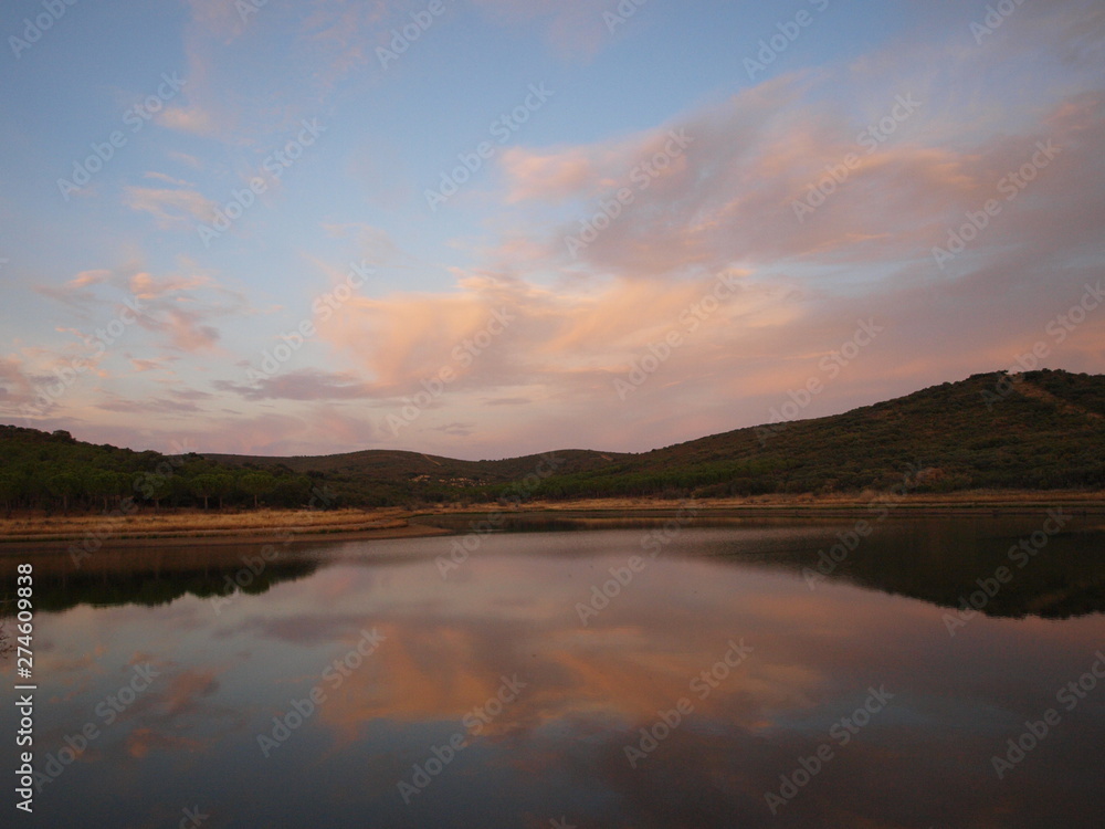 Fototapeta premium atardecer en el lago