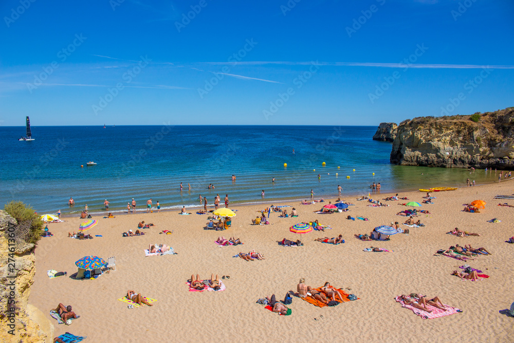 Obraz premium Crowded Beach with Cliffs in the Algarve Lagos Portugal