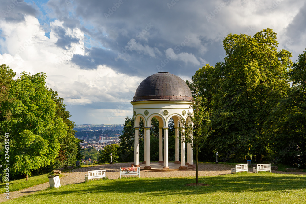 Fototapeta premium Monopteros auf dem Neroberg. 20.06.2019.