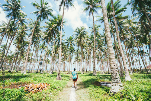 Canvas Print Man standing on the beach and enjoying the tropical place with a view