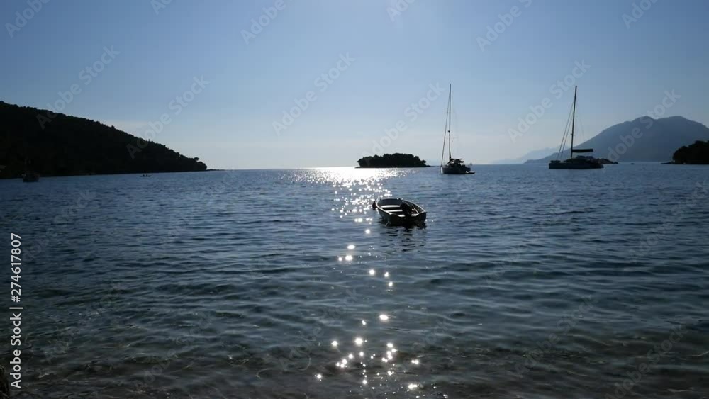 Boote im Mittelmeer im glitzernden Sonnenlicht