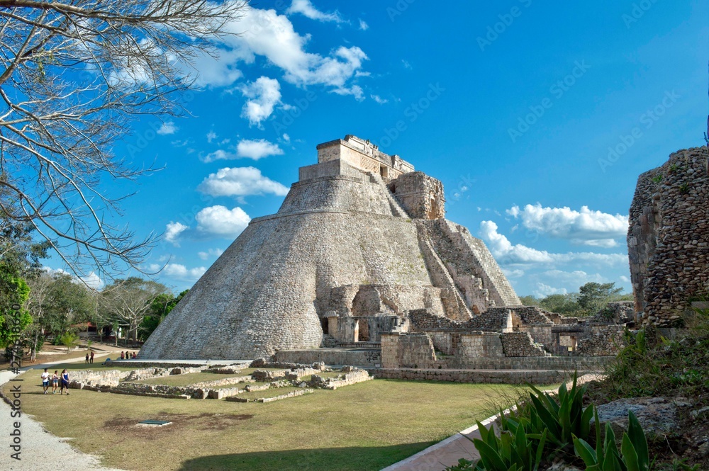 Vista lateral de la casa del Adivino. Sitio arqueológico de Uxmal, ubicado en Yucatán. Preciosa zona turística. UNESCO Patrimonio de la Humanidad Vista lateral de la casa del Adivino. Sitio arqueológico de Uxmal, ubicado en Yucatán. Preciosa zona turística. UNESCO Patrimonio de la Humanidad