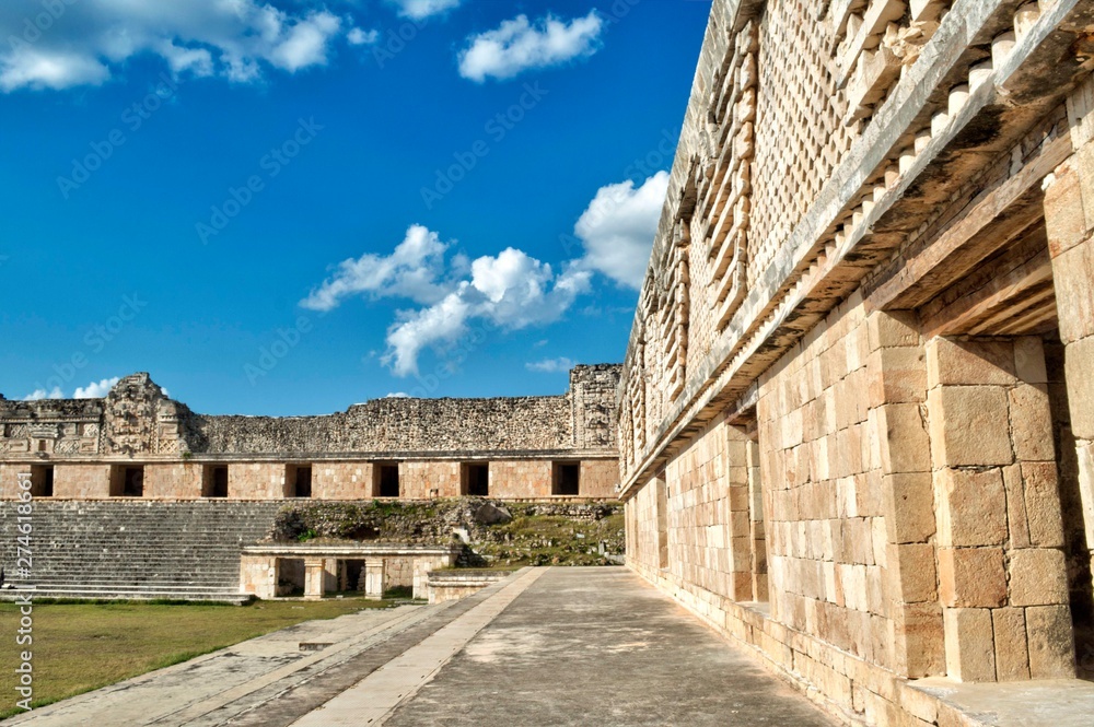 Vista del Cuadrángulo de las Monjas, en el área arqueológica de Uxmal, en la Península de Yucatán. Preciosa zona turística. UNESCO sitio de Patrimonio Mundial. Vista del Cuadrángulo de las Monjas, en el área arqueológica de Uxmal, en la Península de Yucatán. Preciosa zona turística. UNESCO sitio de Patrimonio Mundial.