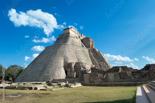 Vista lateral de la casa del Adivino. Sitio arqueológico de Uxmal, ubicado en Yucatán. Preciosa zona turística. UNESCO Patrimonio de la Humanidad