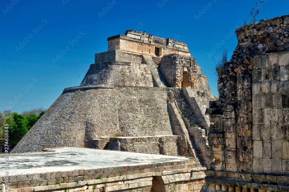 Vista de cerca de la casa del Adivino. Sitio arqueológico de Uxmal, ubicado en Yucatán. Preciosa zona turística. UNESCO Patrimonio de la Humanidad