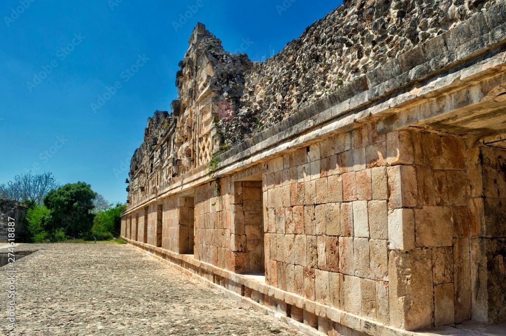 Piedras talladas en edificios que rodean el patio de Uxmal. Sitio arqueológico de Uxmal, ubicado en Yucatán. Preciosa zona turística. UNESCO sitio de Patrimonio Mundial