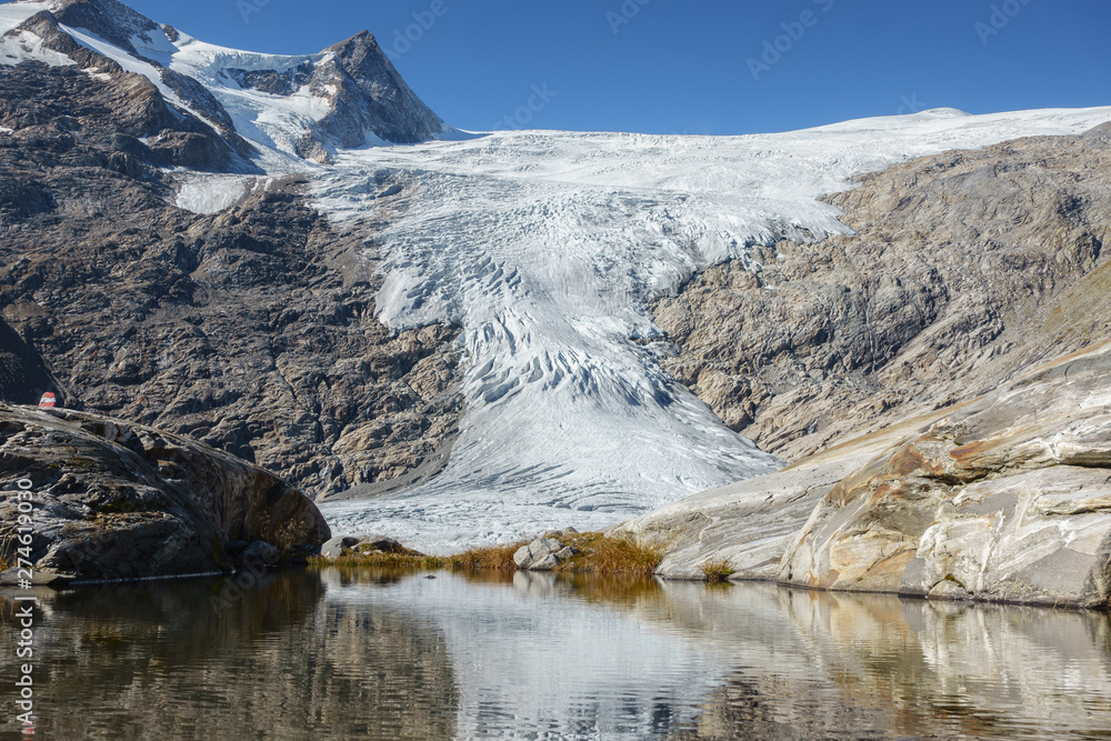 Gletschersee mit Gletscher
