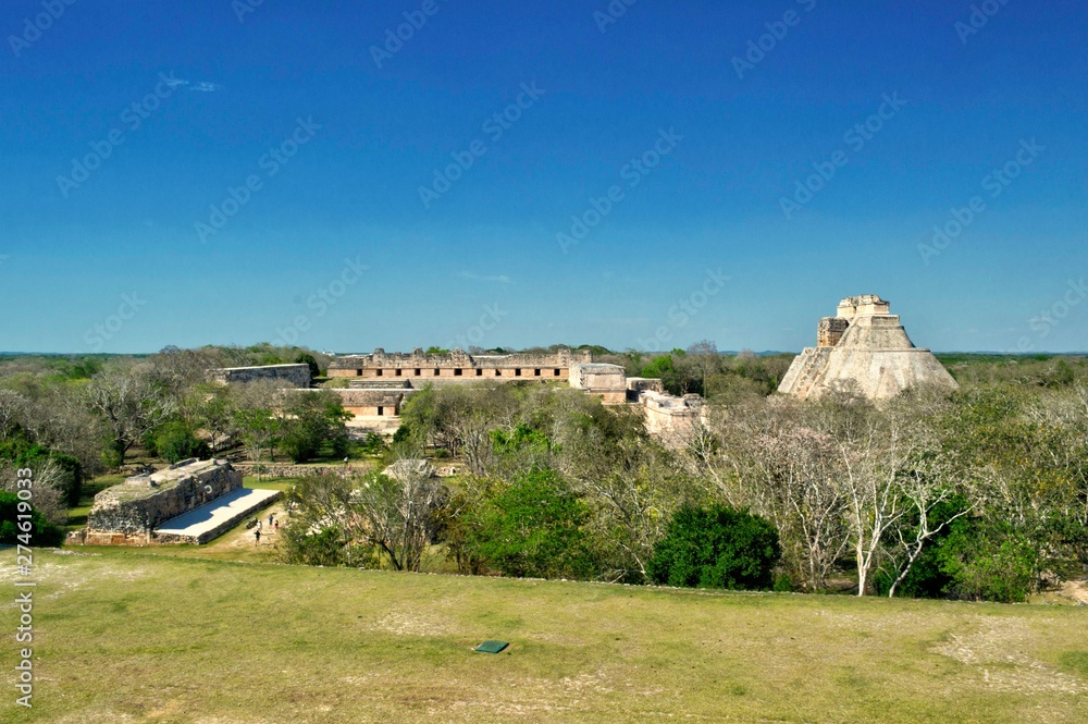 Vista de Uxmal desde el palacio del gobernador. Paisaje de la ciudad maya antigua de Uxmal que muestra los arquitectura de sus pirámides, Yucatán México. Preciosa zona turística. UNESCO