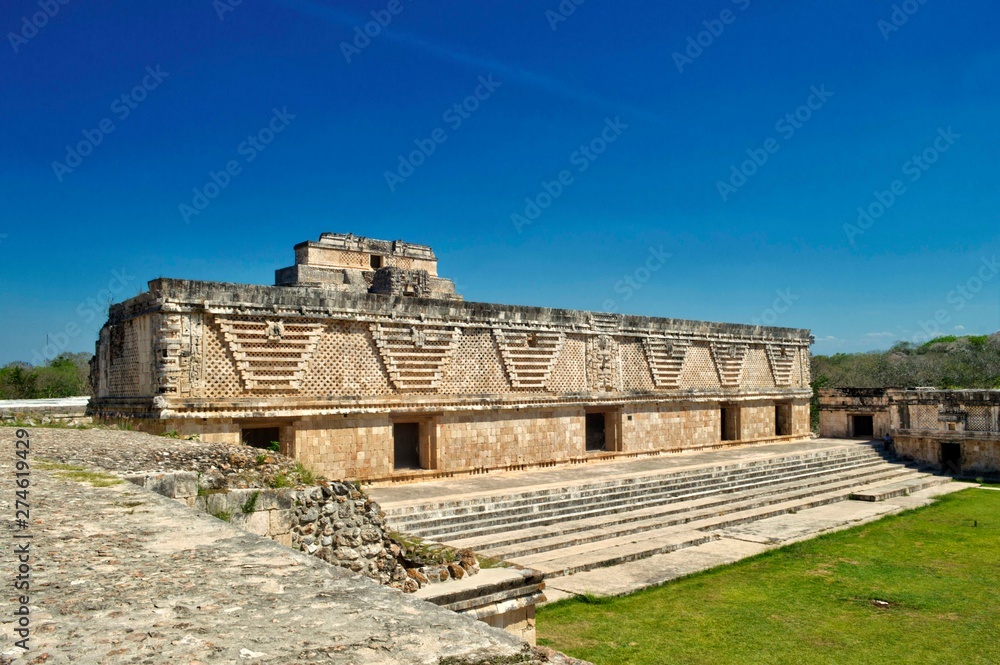 Vista del Cuadrángulo de las Monjas, en el área arqueológica de Uxmal, en la Península de Yucatán. Preciosa zona turística. UNESCO sitio de Patrimonio Mundial.